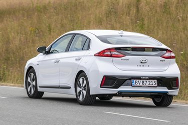 Ioniq er en femdørs hatchback med stærkt skrånende bagrude. Pladsen er hæderlig i kabinen, men bagagerummet er ikke så stort.