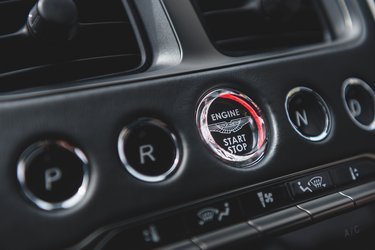 Motoren startes med et tryk på knappen, der er anbragt midt på instrumentpanelet.