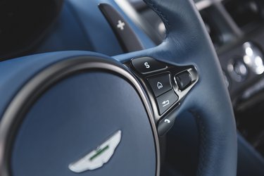 Den lækre automatgearkasse fra ZF kan betjenes med skiftegrebene bag rattet.
