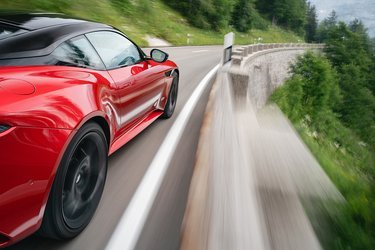 En snoet bjergvej - så er DBS Superleggera i sit es.