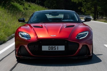 Den markante front er med til at skille DBS Superleggera ud fra søsterbilen DB11.