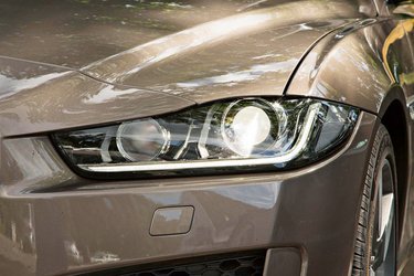 Som standard leveres XE med halogenforlygter, men man kan tilkøbe en lyspakke med bi-xenonforlygter med LED-kørelys for 20.300 kr. LED-baglygter er standard på alle udgaver.