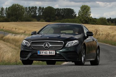 Den er smuk at se på og lækker at køre. Coupé udgaven af Mercedes-Benz E-klassen er et farvel til praktiske løsninger og et goddag til et flot design.