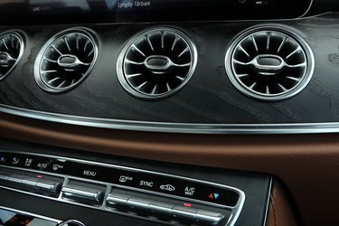 E-klasse Coupe imponerer med lækre materialer og flot design.