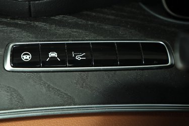 Den adaptive fartpilot fungerer glimrende. Den selvkørende funktion klarer sig bedst på de lange stræk på den tyske Autobahn.