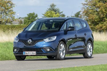 Scenic har nogle meget specielle hjulsæt, der er på hele 20 tommer. Det giver lækkert design. Men for at bilen fortsat skal køre godt, er dækkene samme bredde som en 15” fælg. De ser smalle ud, men det virker.