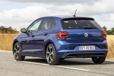 VW Polo i Highline koster med lidt ekstraudstyr tæt på en VW Golf. Den er naturligvis ikke helt så stor, men kan på mange måder godt måle sig med storebroderen.
