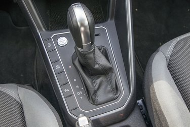 Automatgear af DSG-typen er ekstraudstyr til 19.000 kr. Det bør man helt klart tilkøbe, da det øger køreoplevelsen betydeligt. Skiftegreb bag rattet er standard.