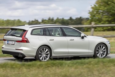 Rudearealet langs siden af bilen er gjort stort til gavn for et godt udsyn fra både førerpladsen og bagsædet. Akselafstanden i V60 er med sine 287 cm klassens største og langt større end i f.eks. den gamle Volvo V70.