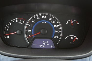 Instrumenthuset er prisværdigt tydeligt med et stort speedometer placeret lige i midten. Sådan skal det gøres!