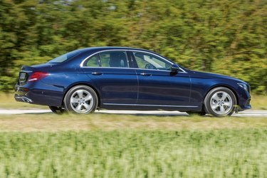 Mercedes-Benz E-klasse er en lang bil på næsten fem meter og med en akselafstand på næsten tre meter. Designet minder meget om både C-klassen og S-klassen.