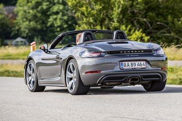 Den faceliftede tredjegenerations Boxster kan kendes på, at der står Porsche mellem baglygterne.