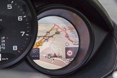Boxster har tre instrument-ure. Det højre er en skærm, der kan vise radio, tripcomputer eller navigation.