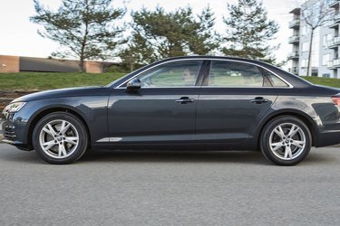 Som firedørs sedan er Audi A4 en nydelig bil. Den vandrette linje over dørgrebene løber flot rundt om hele bilen. Cw-værdien er nede på et rekordlavt niveau på bare 0,23.