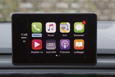Skærmen kan bl.a. tilkobles mobilen, så man trafiksikkert kan styre telefon, beskeder og meget andet.