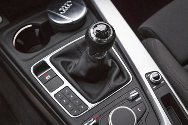 Seks gear er standard. Sjette gear er meget langbenet og giver motoren et lavt omdrejningstal ved motorvejskørsel. Til gengæld foregår bykørsel i fjerde eller femte gear.