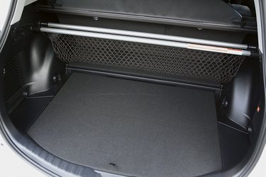 Bagagerummet rummer 550 liter og nås gennem en stor tophængslet bagklap, der er elektrisk betjent.