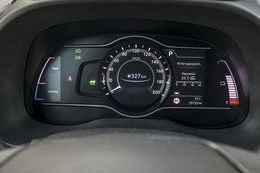 Rækkevidden på batteriet er i centrum på bilens instrumenter, der, selvom det er digitalt, minder meget om analoge instrumenter.