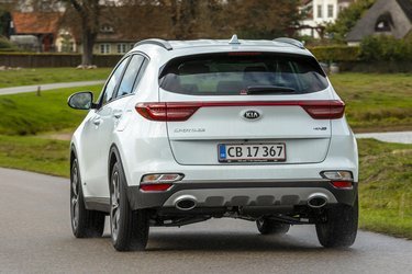 Kia Sportage er en mellemstor SUV, med europæisk design og en høj opbygning. Her er det udgaven med firehjulstræk og en dieselmotor med indbygget hybriddrift. I Kia Sportage GT-Line er bagenden gjort ekstra flot med bl.a. to ovale udstødningsrør.