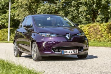 Der er LED-kørelys, men det er ikke nyeste lysteknologi. Renault-logoet gemmer på ladestikket, og det er en praktisk placering, når der skal lades ude i byen.
