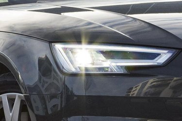 De avancerede Matrix-LED-forlygter kan tilkøbes for 41.245 kr. De tilpasser selv lyskeglen efter trafikken og forholdene, og med i prisen følger også LED-baglygter.