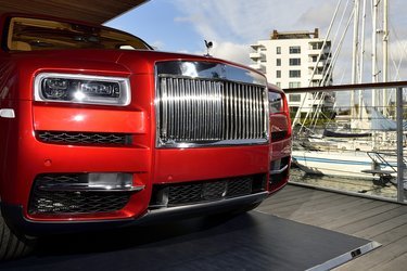 Forlygterne er af laser-typen. Det er en teknik som Rolls-Royce – i lighed med mange andre punkter ved bilen – har adopteret fra sin moderfabrik BMW.