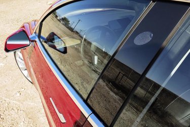 Et lille kamera i stolpen er en del af det udstyr, der skal sikre bilen en god plads på vejen, når Teslas Autopilot er slået til. Den kan fastholde bilen i vognbanen.