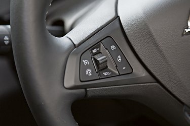 Fartpilot er standard, og læderrat med indbygget varme er del af en vinterpakke til 3.500 kr.