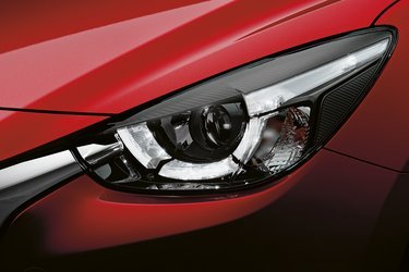 Safety-pakken til 20.000 kr. omfatter LED-forlygter, head up-display, nøglefri adgang, blindvinkelalarm og automatisk fjernlys.
