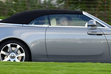 Taget er af stoftypen, og den fuldautomatiske kaleche kan betjenes ved hastigheder op til 40 km/t. Bemærk dørhåndtaget, der er monteret forrest. Dørene åbner bagud, hvilket gør ind- og udstigning lettere.