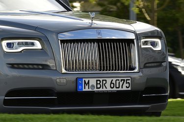 Den typiske Rolls-Royce-grill med „The Spirit of Ecstacy“ – også kaldet „Flying Lady“ – er naturligvis en del af fronten på RR Dawn.