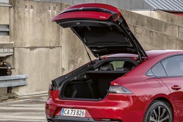 Den store bagklap åbner helt oppe ved taget og giver fremragende adgang til bagagerummet. En elektrisk bagklap koster 15.000 kr. ekstra.