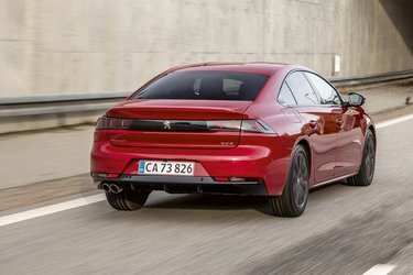 Peugeot 508 har et vellykket design hele vejen rundt. Bemærk baglygterne med de tre skrå streger, der skal ligne kradsemærker fra en løvepote.