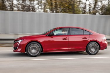 Topmodellen fra Peugeot hedder fortsat 508. Men i denne nye generation er designet ændret markant med skarpe linjer og flotte detaljer. Det gør 508 til en af de mest opsigtsvækkende i klassen.
