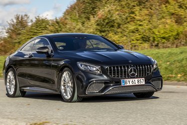 Mercedes-AMG i Coupé-udgaven af S-klassen er en dyr fætter. Den koster med ekstraudstyr langt over fem mio. kroner, men ser i virkeligheden ikke helt så speciel ud.