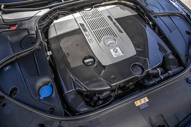 Den store seksliters V12-motor er nærmest lagt ned i motorrummet med skohorn. Og flot ser det ud, altså det man kan se…