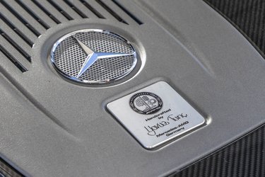 Som enhver anden AMG-motor er også denne motor påført signatur fra den ansvarlige medarbejder på motorfabrikken, der har sørget for at alt er bygget helt efter forskrifterne.
