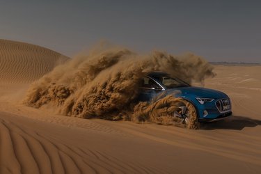 Audi e-tron er en firehjulstrukken SUV og ikke en decideret offroader. Alligevel klarer den sig overraskende godt i terrænet, viste Motors første møde med bilen.
