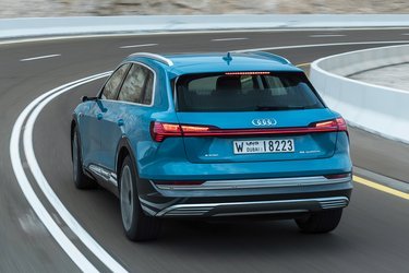 Audis første elbil er en SUV med firehjulstræk og plads til fem personer.