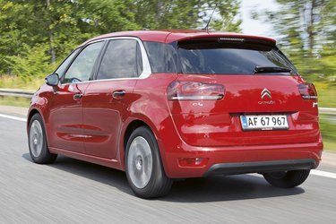 Citroën C4 Picasso er let at genkende i trafikken. Bemærk, at baglygterne følger med bagklappen op. I så fald tændes de små nederste lygter.