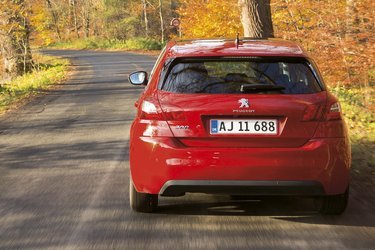 Peugeot 308 er blevet rigtig flot at se på og er langt fra forgængerens mere klumpede former. Udstødningsrøret er gemt helt væk under bilen.Akselafstanden på 262 cm er kun et par cm mindre end i VW Golf, men pladsen ved bagsædet er desværre en hel del mere kneben. Ved forsæderne kan man til gengæld nyde masser af plads, man sidder godt, og ryghældningen justeres let.