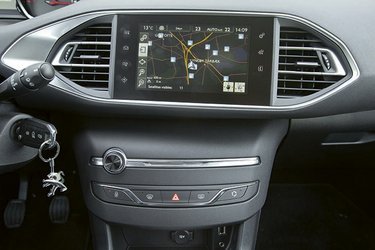 Seks knapper har overlevet: Drejeknap til lydniveauet, dørlås, havariblink, afdugning af ruder for og bag samt recirkulation af luft. USB- og AUX-stik er standard, da de fleste har droppet CD’er i bilen.