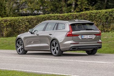 Designet på V60 minder om den større V90, men designet fremstår mere harmonisk i den mindre model. T6-modellen har to udstødningsrør.