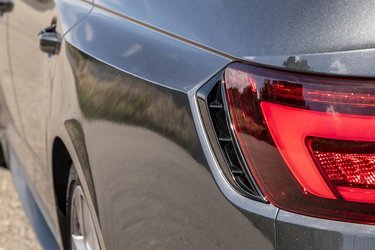 De brede bagskærme betyder, at de originale Audi A4 baglygter ikke er brede nok. Derfor har man sat et stykke sort plast imellem, der giver bilen lidt diskret kant. Men det er kun en stiløvelse.