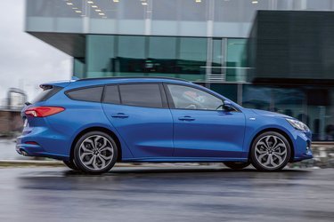 Focus fås både som femdørs hatchback og stationcar som her. ST-Line-versionen har ikke mørke sideruder til bagsædet som standard. Det er ekstraudstyr og tager lys i kabinen, men hæmmer ikke udsynet.