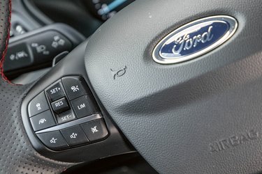 Adaptiv fartpilot fås i en pakke med vejbanecentrering skiltegenkendelse og nedblændelige forlygter til 6.500 kr. og er et must at købe. Systemet overhaler indenom, så det skal man være opmærksom på i trafikken.