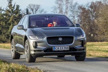 I-Pace EV400 AWD er en ny elbil fra Jaguar. Den har firehjulstræk, 400 hk og en rækkevidde på papiret på over 400 km. Batteriet er på 90 kWh, og på en offentlig ladestander tager det over et døgn at lade den helt op.