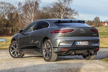 Udsynet gennem bagruden er nærmest ikke eksisterende. Heldigvis har bilen bakkamera som standard.