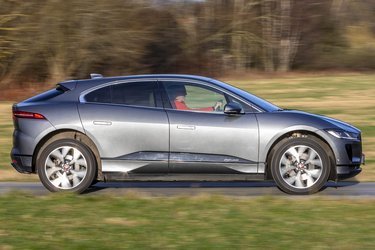 De tydelige markeringer langs undersiden af dørene skal indikere batteriets placering. Det tunge batteri giver en ligelig vægtfordeling mellem for- og baghjulene, og i forhold til den store SUV (F-PACE) er tyngdepunktet sænket 13 cm.