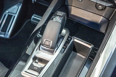 Gearstangen til automatgearet er af den elektroniske type, der selv springer i ’P’, når man slukker motoren.